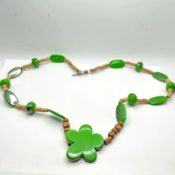 Green Tropical Floral Necklace - Picture 3 of 3